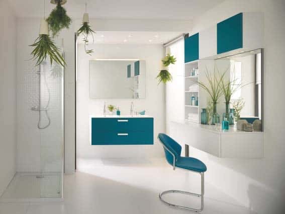 salle de bain Schmidt bleu blanc plantes vertes